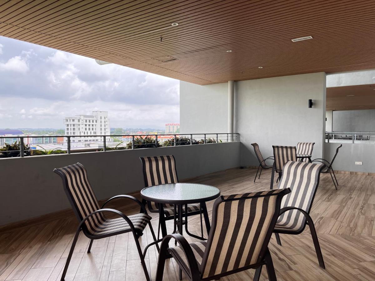 Center Retreat @ Atlantis Residence: Stunning Seaview, Luxury Amenities Apartment